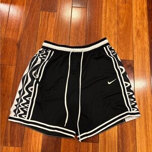 NIKE DRI-FIT DNA 10" BASKETBALL SHORTS - BLACK